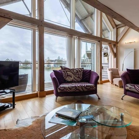 Otters Holt Villa Somerford Keynes Buitenkant foto