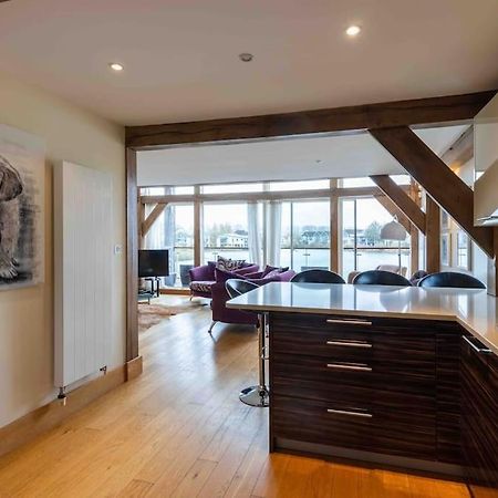 Otters Holt Villa Somerford Keynes Buitenkant foto