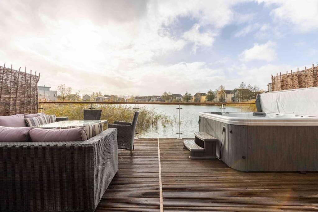 Otters Holt Villa Somerford Keynes Buitenkant foto