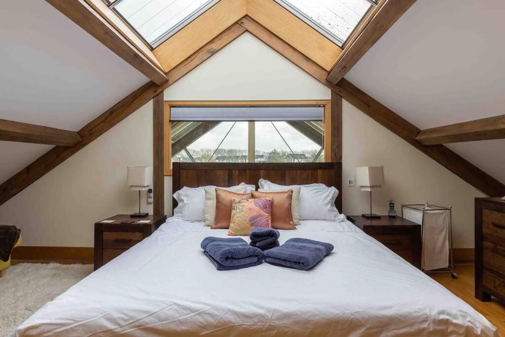 Otters Holt Villa Somerford Keynes Buitenkant foto