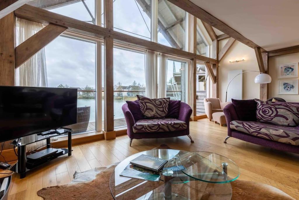 Otters Holt Villa Somerford Keynes Buitenkant foto