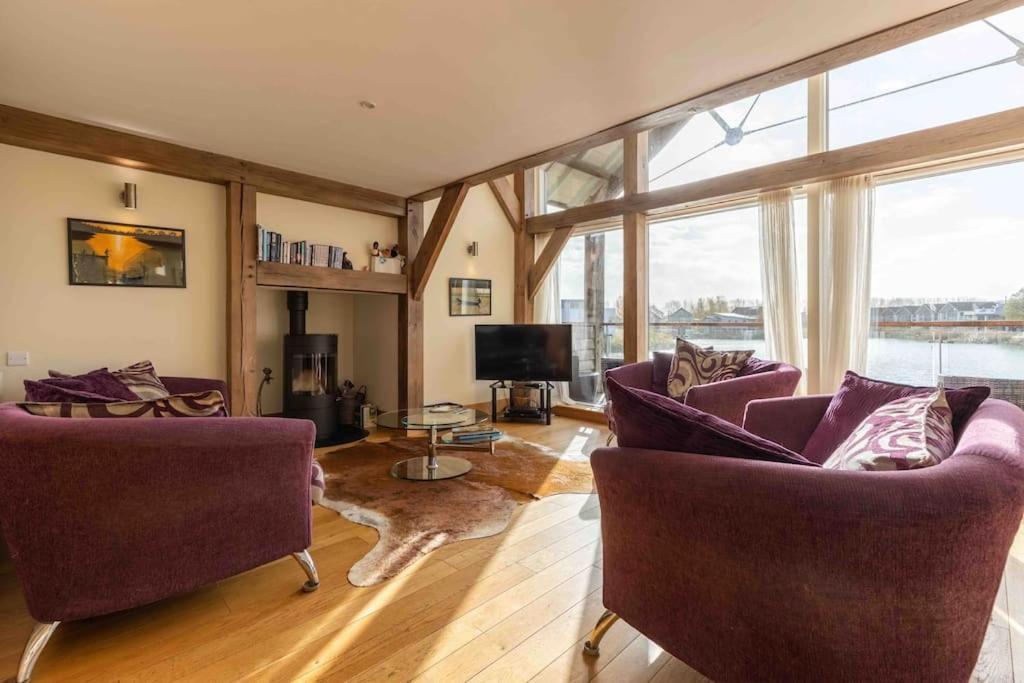 Otters Holt Villa Somerford Keynes Buitenkant foto