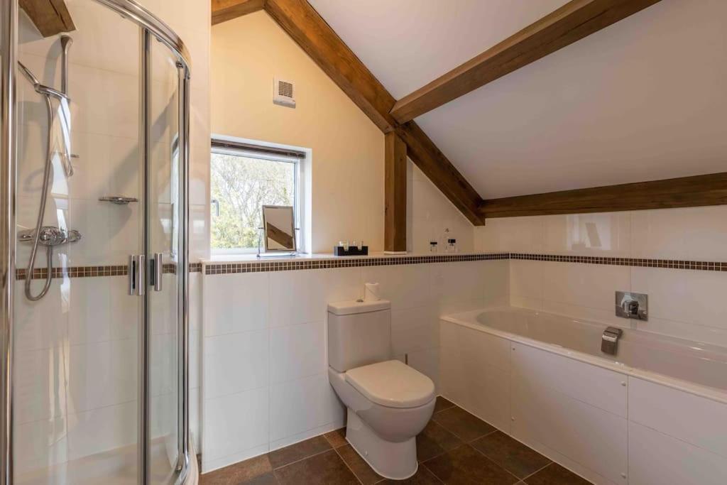 Otters Holt Villa Somerford Keynes Buitenkant foto