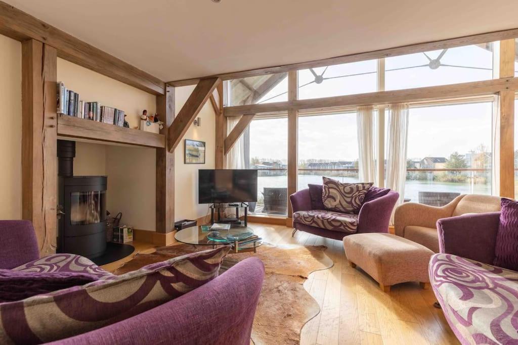 Otters Holt Villa Somerford Keynes Buitenkant foto