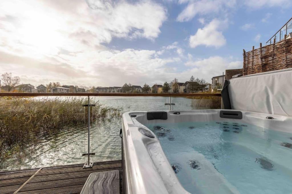Otters Holt Villa Somerford Keynes Buitenkant foto