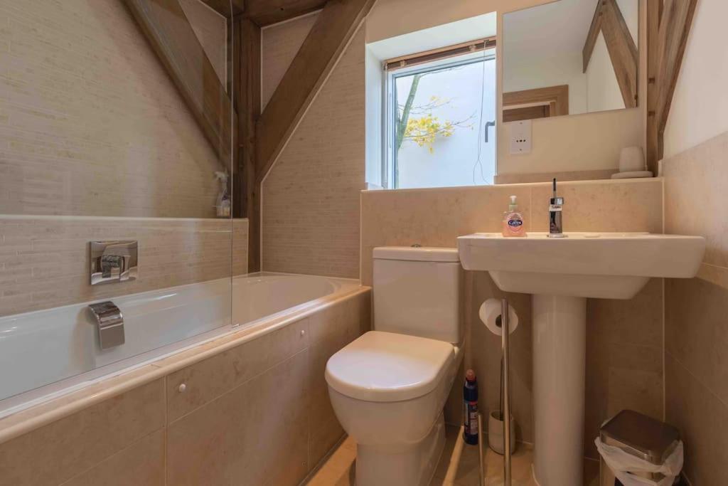 Otters Holt Villa Somerford Keynes Buitenkant foto