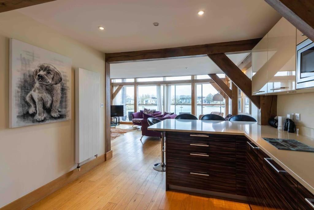Otters Holt Villa Somerford Keynes Buitenkant foto