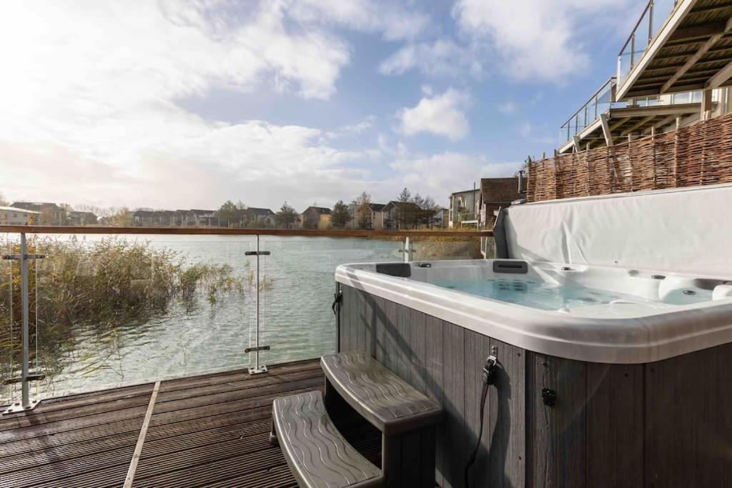 Otters Holt Villa Somerford Keynes Buitenkant foto