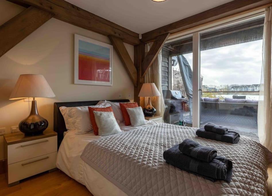 Otters Holt Villa Somerford Keynes Buitenkant foto